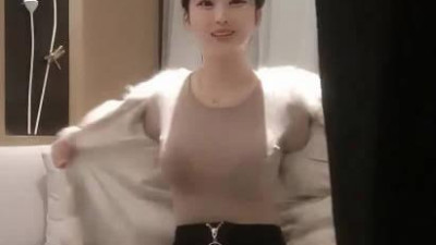 The part-time goddess who just entered the sea is gentle, demure, shy and has a high appearance